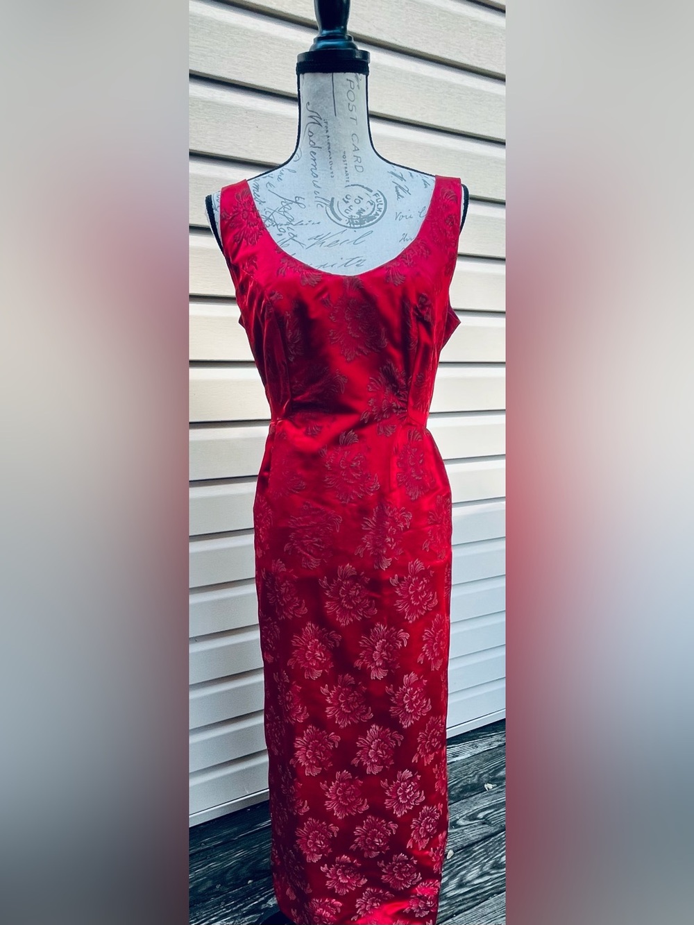 Elegant Red Floral Maxi Dress with Scoop Neck